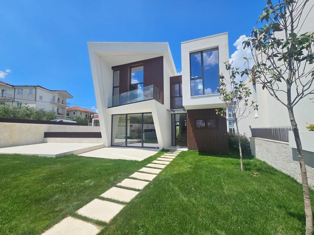 VILË MODERNE PËR SHITJE – MJULL -BATHORE, TIRANË! 780,000 €