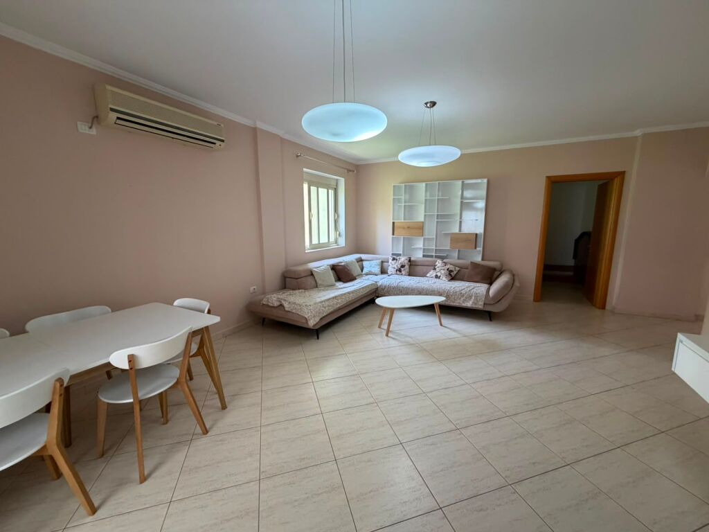 Jepet apartament 2+1 me qera tek liqeni i thate