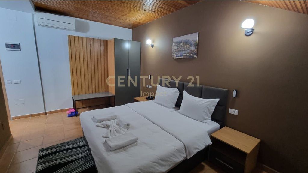 JEPET ME QIRA hotel me 15 dhoma në Kombinat, 5.000€! 5,000 € /Muaj Sip. Totale  650m2  Sip. e brendshme  565m2  Dhomat e gjumit  15  Sta