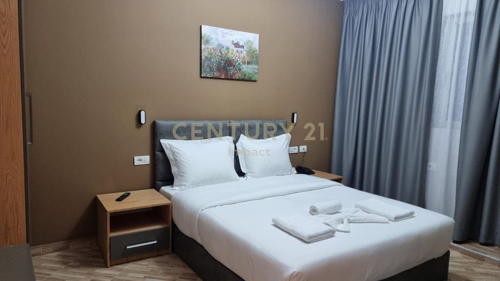 JEPET ME QIRA hotel me 15 dhoma në Kombinat, 5.000€! 5,000 € /Muaj Sip. Totale  650m2  Sip. e brendshme  565m2  Dhomat e gjumit  15  Sta