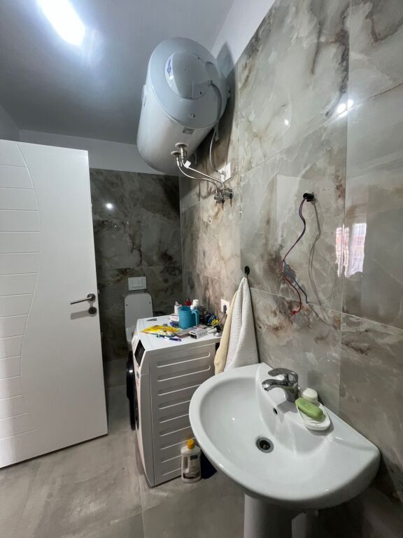 🏡 Shitet Apartament 2+1+2 – Tek Bengasi, pranë Rrethit të Klanit Porcelan