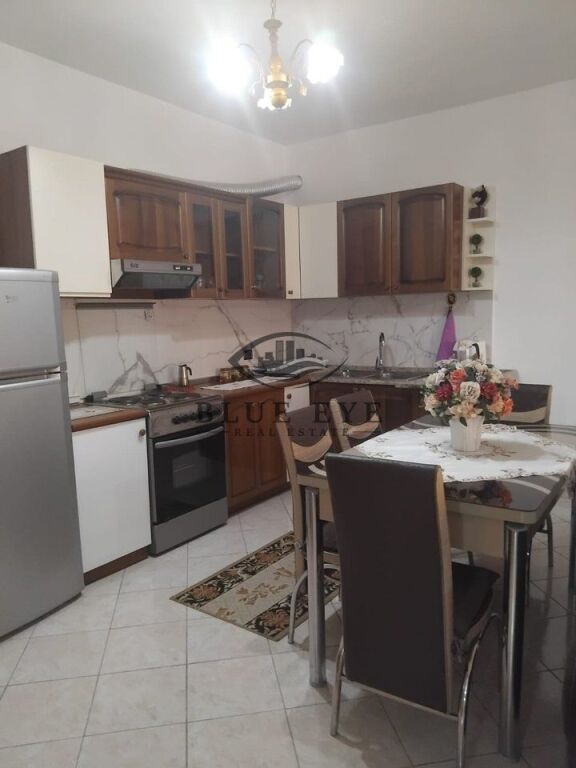 Apartament 2+1+2 për Shitje pranë Pallatit të Sportit