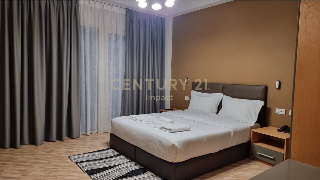 JEPET ME QIRA hotel me 15 dhoma në Kombinat, 5.000€! 5,000 € /Muaj Sip. Totale  650m2  Sip. e brendshme  565m2  Dhomat e gjumit  15  Sta