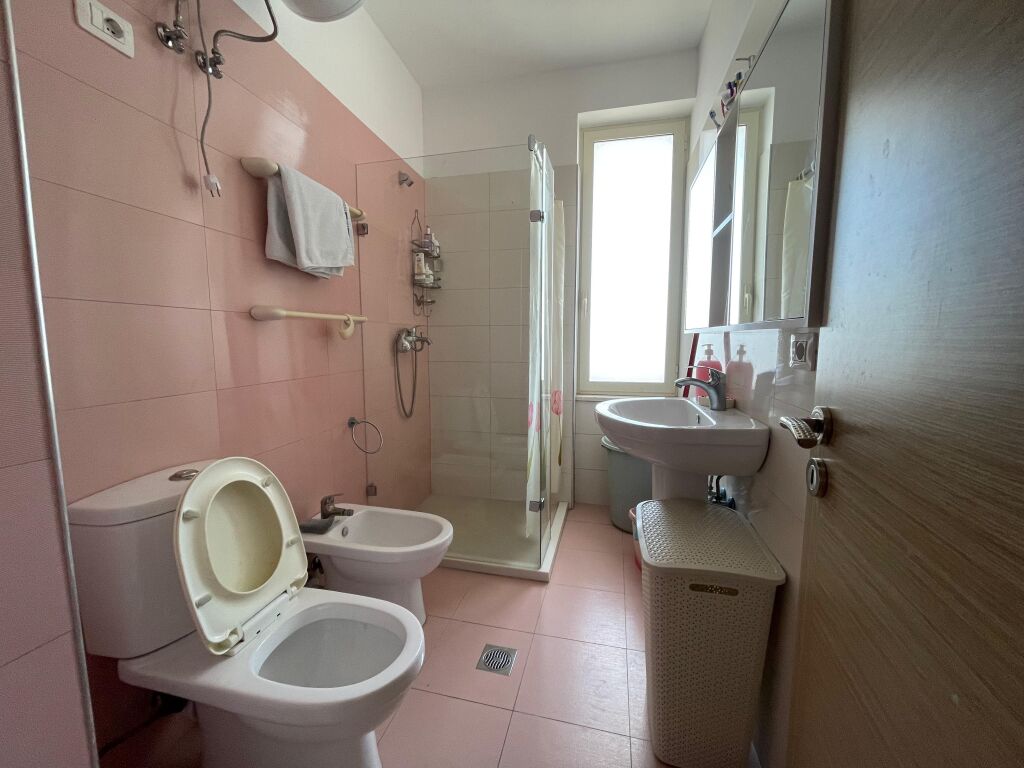 Shitet apartament 2+1+3 ballkone Me pamje nga deti