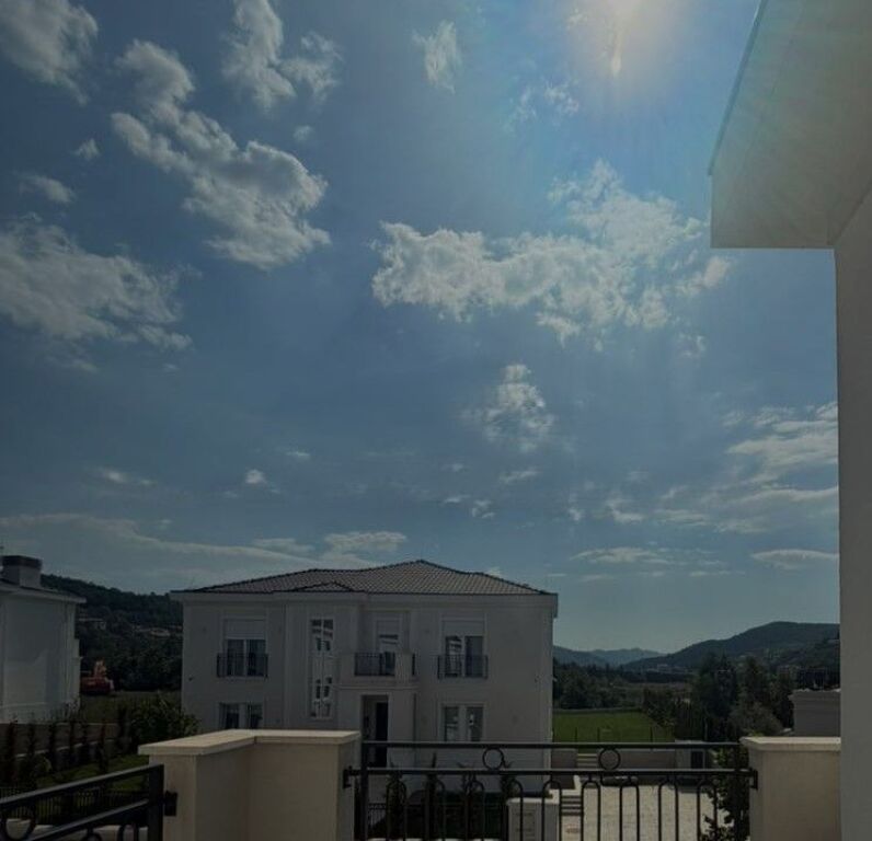 Villa with swimming pool for sale rolling hills 2