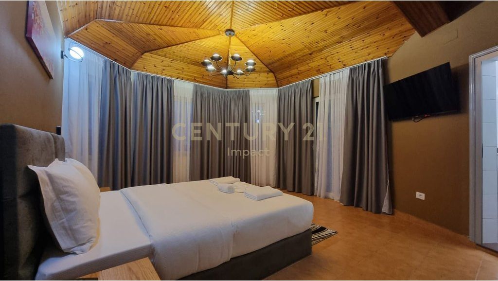 JEPET ME QIRA hotel me 15 dhoma në Kombinat, 5.000€! 5,000 € /Muaj Sip. Totale  650m2  Sip. e brendshme  565m2  Dhomat e gjumit  15  Sta