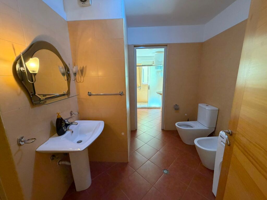Jepet apartament 2+1 me qera tek liqeni i thate