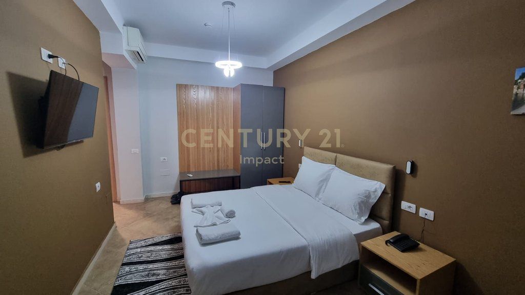 JEPET ME QIRA hotel me 15 dhoma në Kombinat, 5.000€! 5,000 € /Muaj Sip. Totale  650m2  Sip. e brendshme  565m2  Dhomat e gjumit  15  Sta
