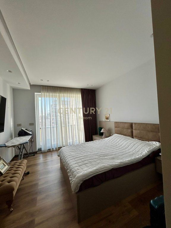 VENDESI PENTHOUSE UNICO NEL CUORE DELL'EX BLOCCO Penthouse Esclusivo – Un Nuovo Standard di Vita di Lusso!