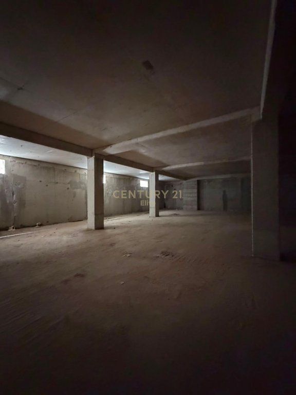 Ambient me qira në zonen e Ali Demit, Tiranë - 4000€ | 780 m² 4,000 € /Muaj
