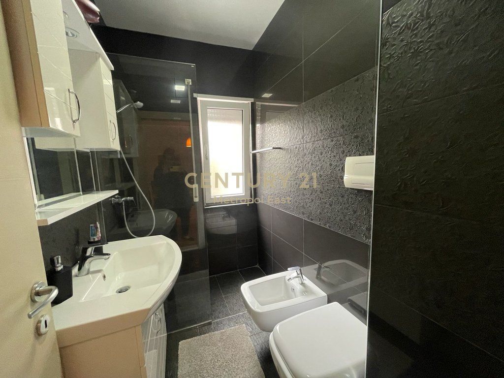 Jepet me qira Apartament Elegant 1+1 me Parkim vetëm 2 Minuta nga TEG