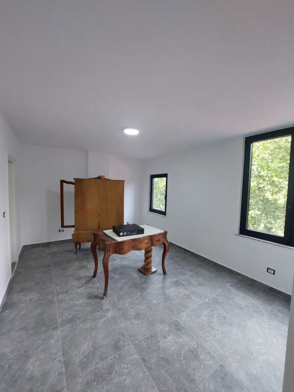 ZYRE PER QERA 150 M2 RRUGA E KAVAJES