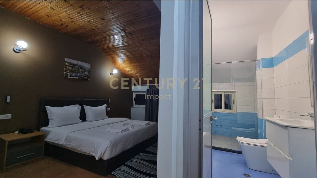 JEPET ME QIRA hotel me 15 dhoma në Kombinat, 5.000€! 5,000 € /Muaj Sip. Totale  650m2  Sip. e brendshme  565m2  Dhomat e gjumit  15  Sta