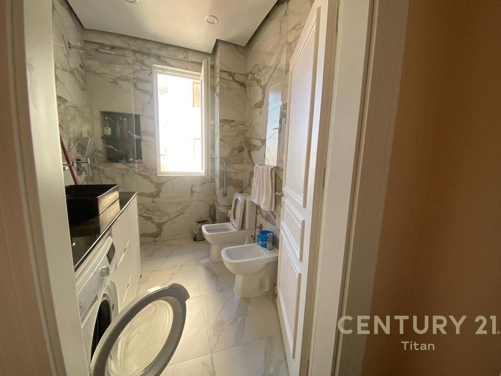 Apartament 2+1+2 per shitje prane Vila Gold
