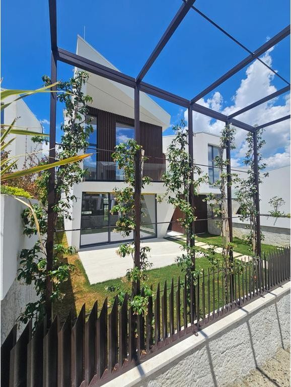 VILË MODERNE PËR SHITJE – MJULL -BATHORE, TIRANË!