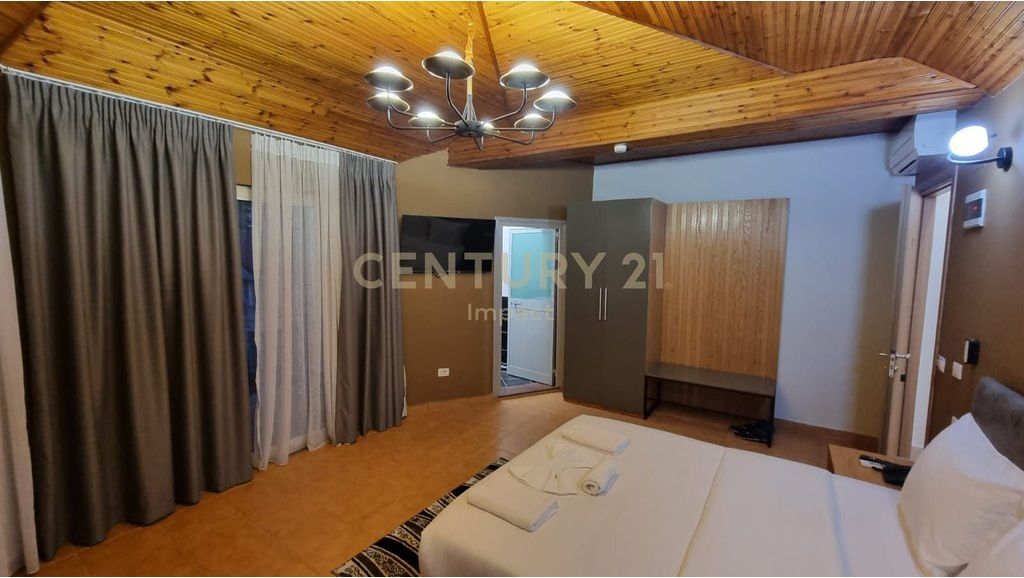 JEPET ME QIRA hotel me 15 dhoma në Kombinat, 5.000€! 5,000 € /Muaj Sip. Totale  650m2  Sip. e brendshme  565m2  Dhomat e gjumit  15  Sta