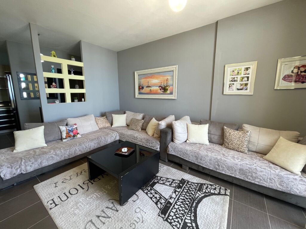 Shitet apartament 2+1+3 ballkone Me pamje nga deti