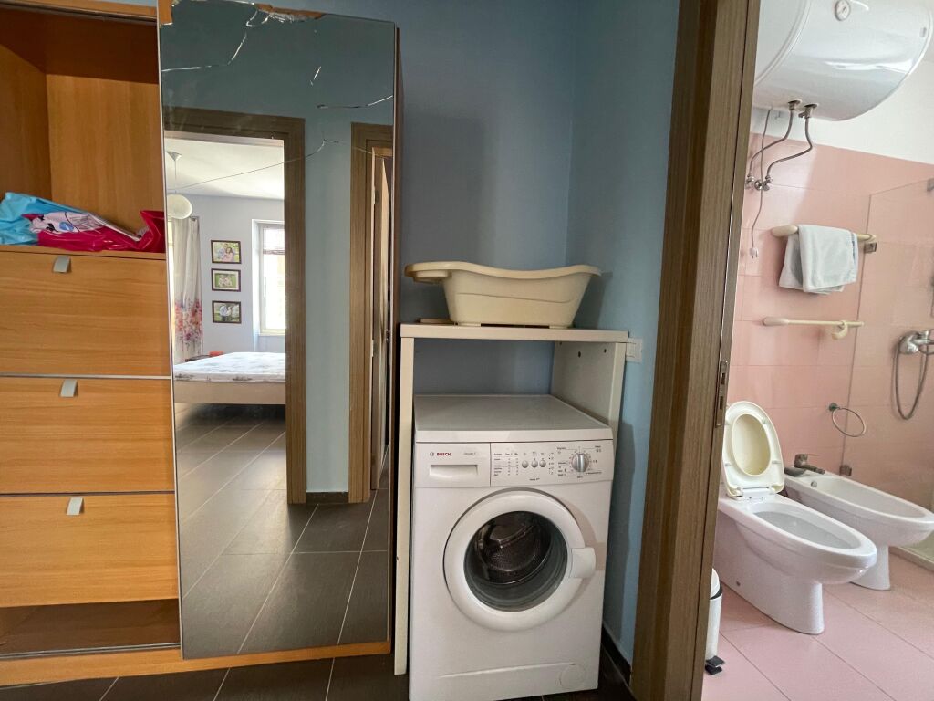 Shitet apartament 2+1+3 ballkone Me pamje nga deti