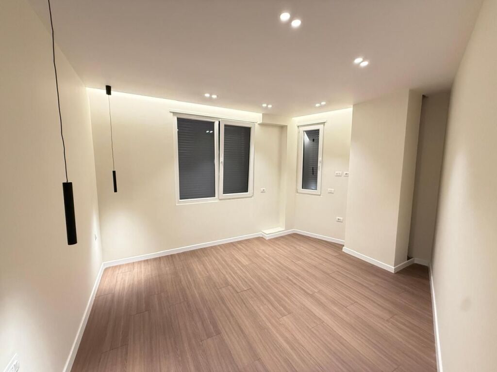 Shitet Ap 2+1📌Materniteti Ri, buze Lanes - Cmimi 185 milion leke
