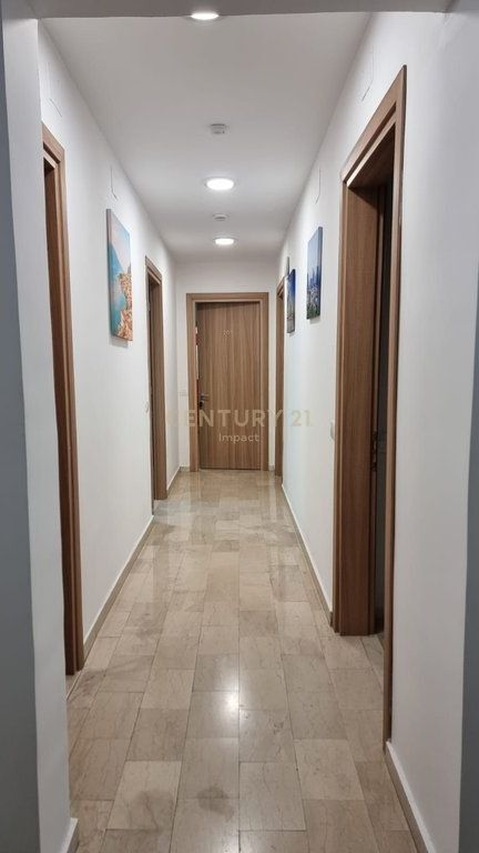 JEPET ME QIRA hotel me 15 dhoma në Kombinat, 5.000€! 5,000 € /Muaj Sip. Totale  650m2  Sip. e brendshme  565m2  Dhomat e gjumit  15  Sta