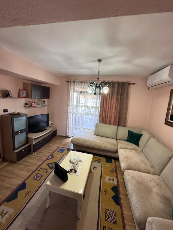 JEPETME QERA APARTAMENT 1+1 PRANE BLUESTAR CENTER, DURRES