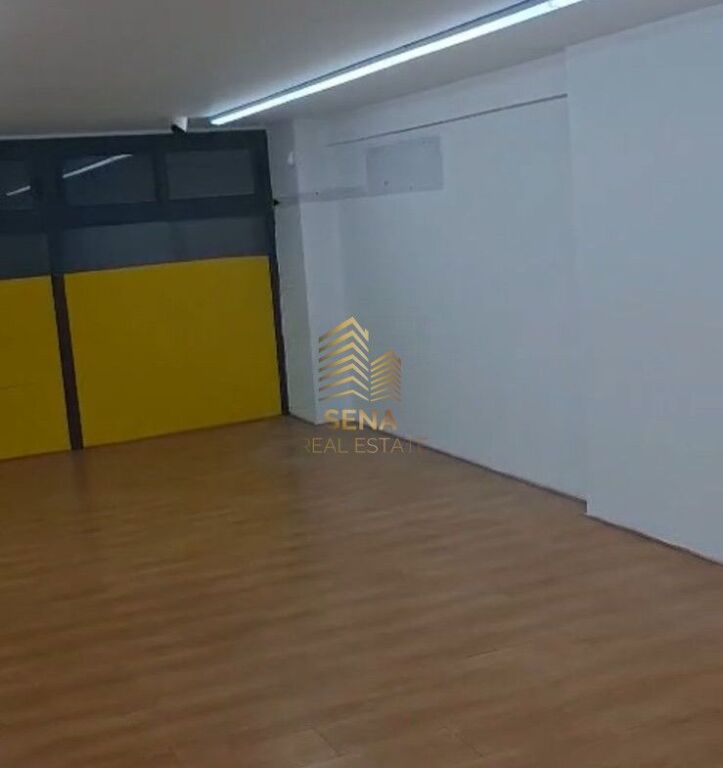 In affitto, locali commerciali duplex 134m², Via Myslym Shyri, 150.000 Lek/mese