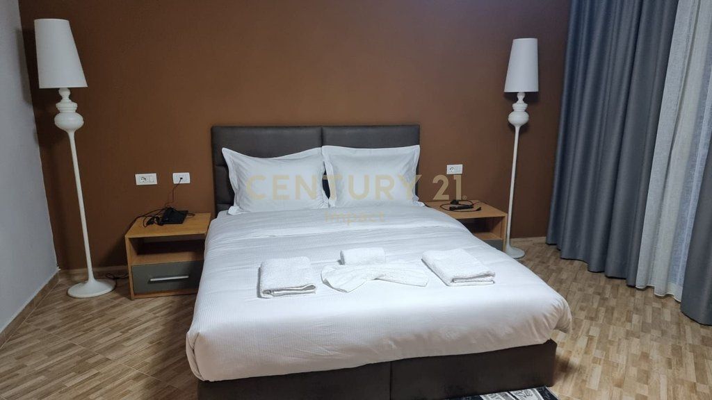 JEPET ME QIRA hotel me 15 dhoma në Kombinat, 5.000€! 5,000 € /Muaj Sip. Totale  650m2  Sip. e brendshme  565m2  Dhomat e gjumit  15  Sta