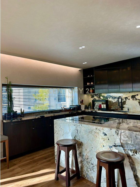 VENDESI PENTHOUSE UNICO NEL CUORE DELL'EX BLOCCO Penthouse Esclusivo – Un Nuovo Standard di Vita di Lusso!