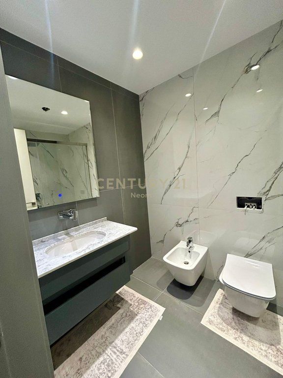 VENDESI PENTHOUSE UNICO NEL CUORE DELL'EX BLOCCO Penthouse Esclusivo – Un Nuovo Standard di Vita di Lusso!
