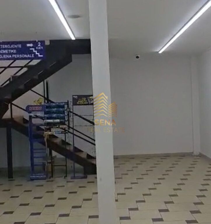 In affitto, locali commerciali duplex 134m², Via Myslym Shyri, 150.000 Lek/mese