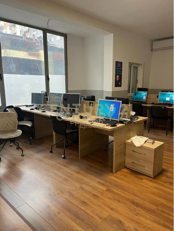 Locale Commerciale in Affitto a Kazazi, Durrës - 800€ | 160 m²