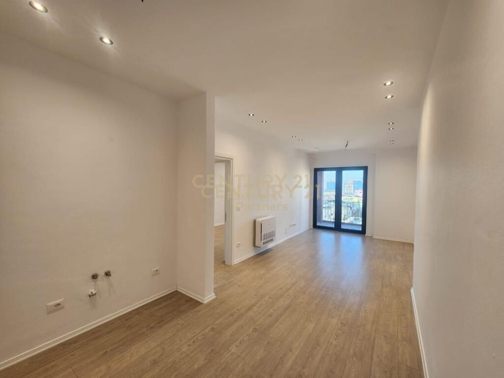 SPAZIO UFFICIO IN AFFITTO NELL'EDIFICIO GARDEN, VIA KAVAJES