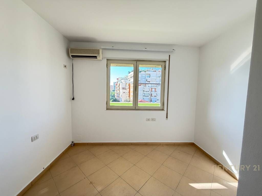JEPET ZYRË 3+1+2+POST PARKIMI PËR QIRA TEK RRUGA E ELBASANIT