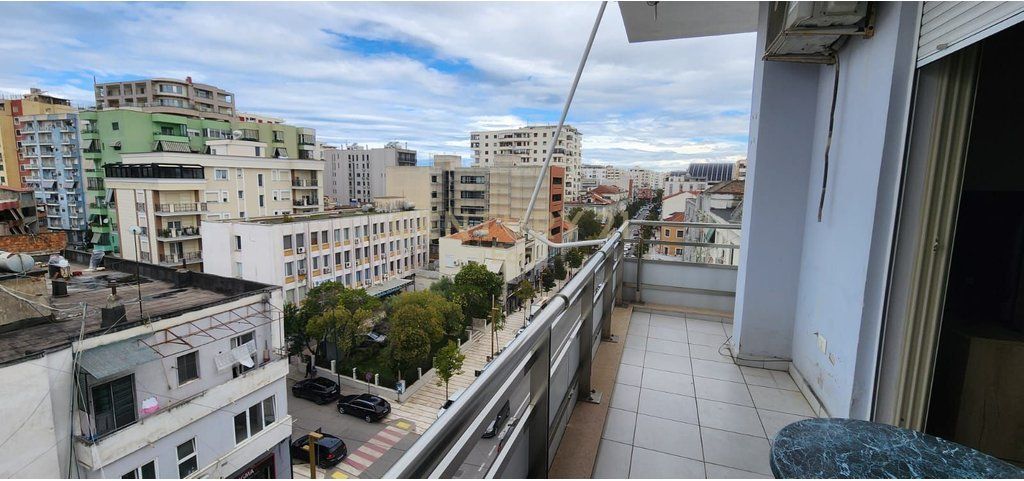 JEPET ME QERA APARTAMENT 3+1+2 PRANE PORTIT !