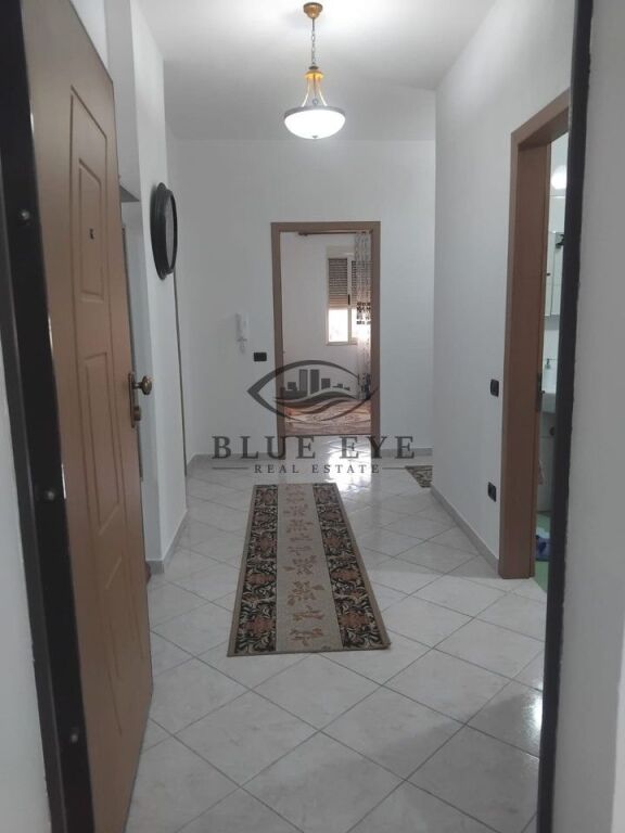 Apartament 2+1+2 për Shitje pranë Pallatit të Sportit