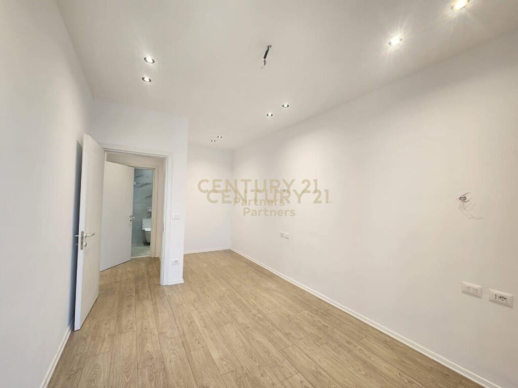 SPAZIO UFFICIO IN AFFITTO NELL'EDIFICIO GARDEN, VIA KAVAJES