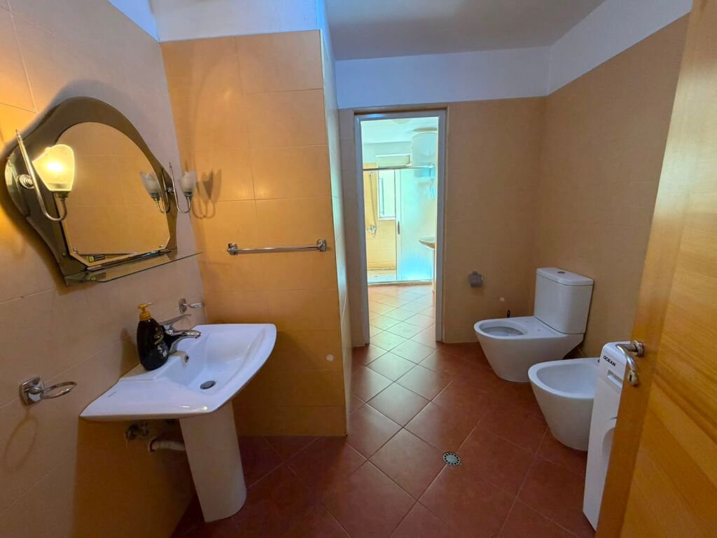 Jepet apartament 2+1 me qera tek liqeni i thate
