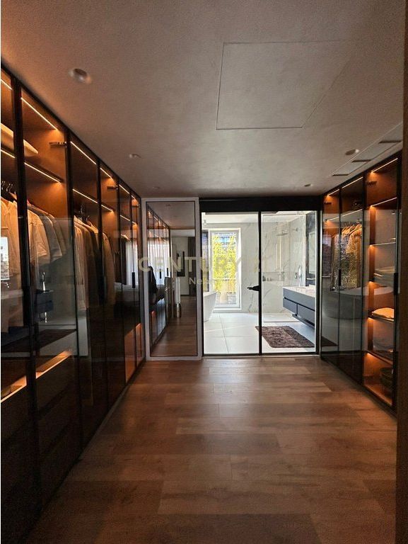 VENDESI PENTHOUSE UNICO NEL CUORE DELL'EX BLOCCO Penthouse Esclusivo – Un Nuovo Standard di Vita di Lusso!