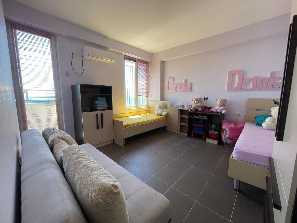 Shitet apartament 2+1+3 ballkone Me pamje nga deti