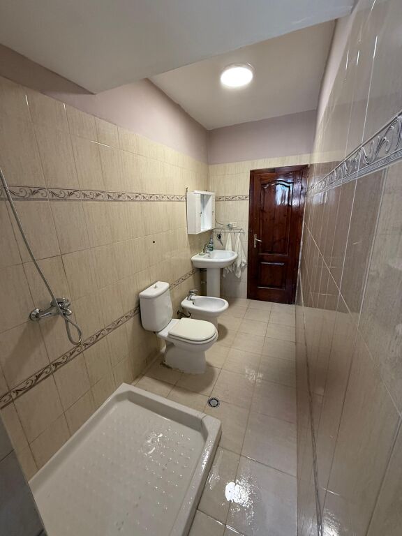 Jepet me qera apartament 2+1 – Tek Xhamia e Tabakëve