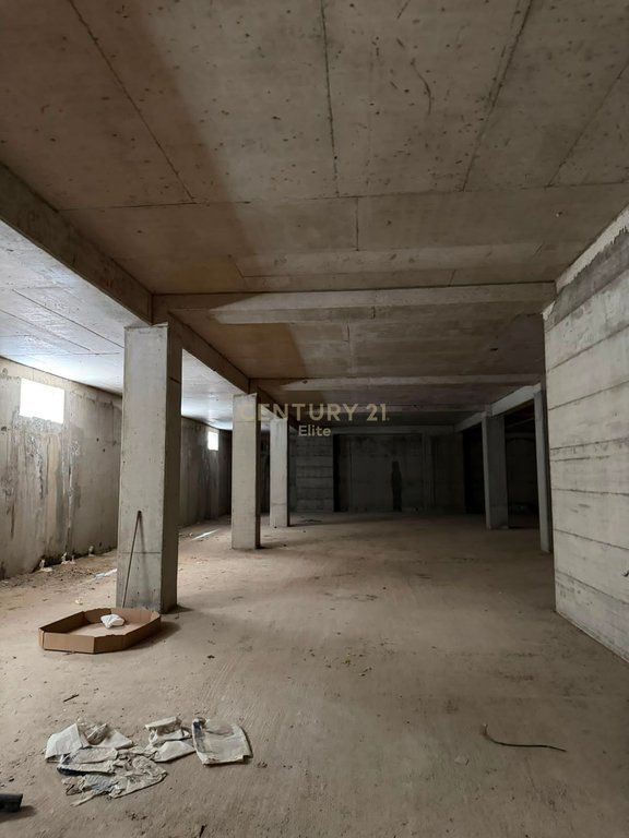 Ambient me qira në zonen e Ali Demit, Tiranë - 4000€ | 780 m² 4,000 € /Muaj