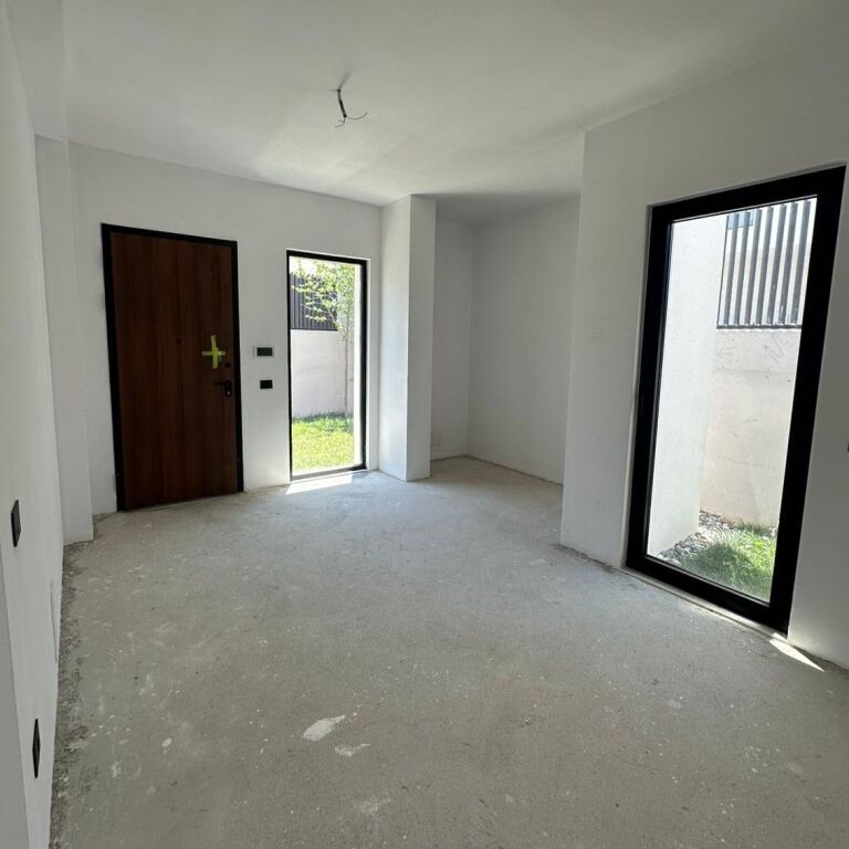 🏡 Vilë Private për Shitje – Liqeni i Thatë, Tiranë ✨