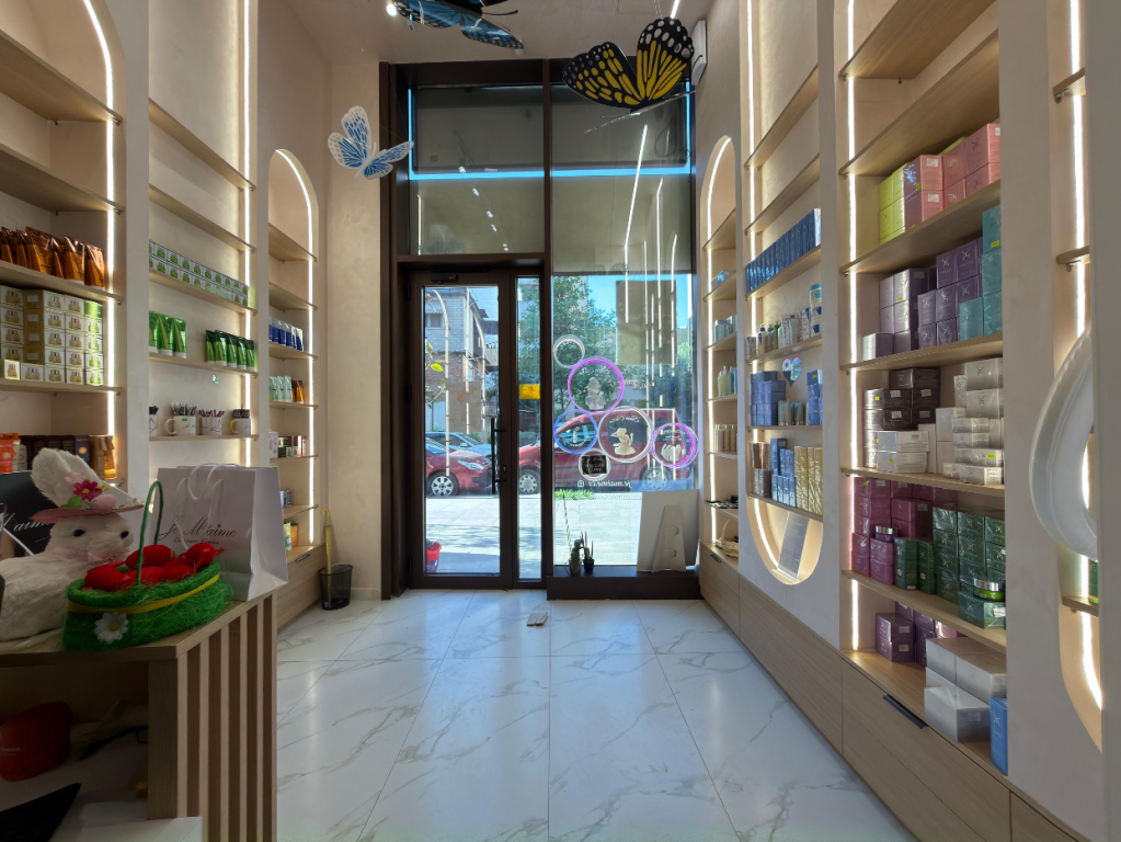 Negozio /Affitto📍Via Barrikadave📌80.000 lek  
