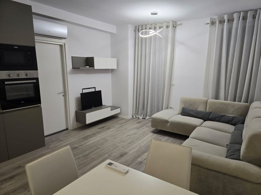🏢Nella zona di Ali Demi, si affitta un appartamento 1+1 arredato, 60.000 Leke