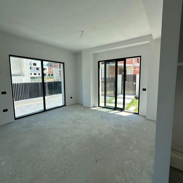 🏡 Vilë Private për Shitje – Liqeni i Thatë, Tiranë ✨