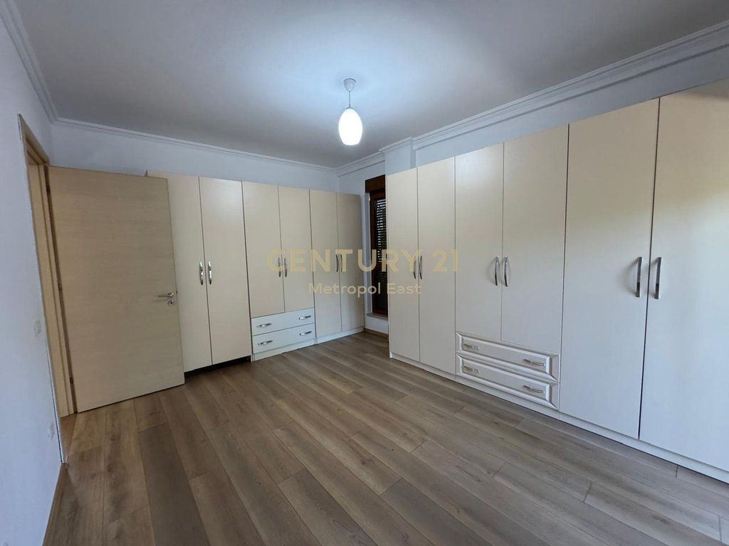 Vilë Elegante 3-Katëshe me Qira pranë TEG – Siguri, Komoditet dhe Privatësi