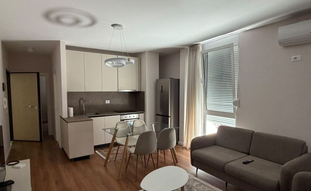 APARTAMENT 2+1 ME QIRA PRANE QENDRES