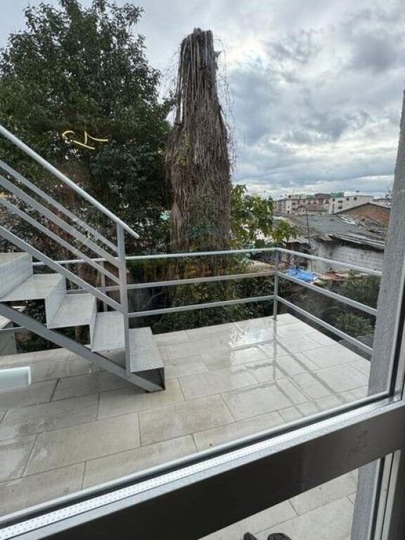 Shitet, Apartament 1+1+ Verande, Kinostudio, Tiranë.