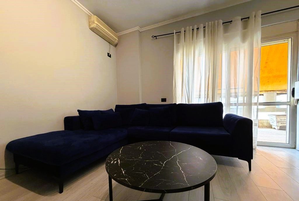 Apartamenti 1+1 për shitje i cili ndodhet në Rr Siri Kodra, pranë Selvise.