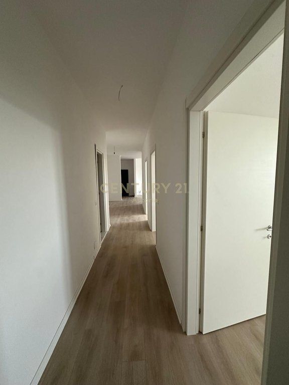 Apartment 3+1+2 for sale in the Grand Gallery complex, Yzberisht